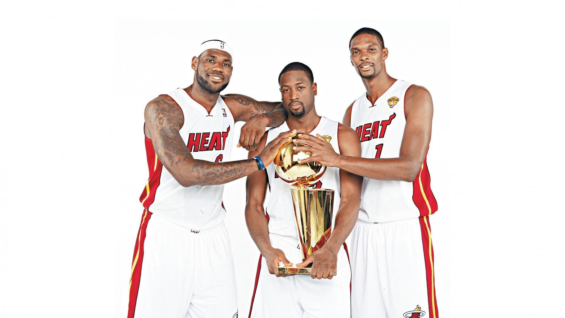 雄鹿翻盘热火，季后赛首轮中字母哥篮下统治全场，雄鹿公布字母哥