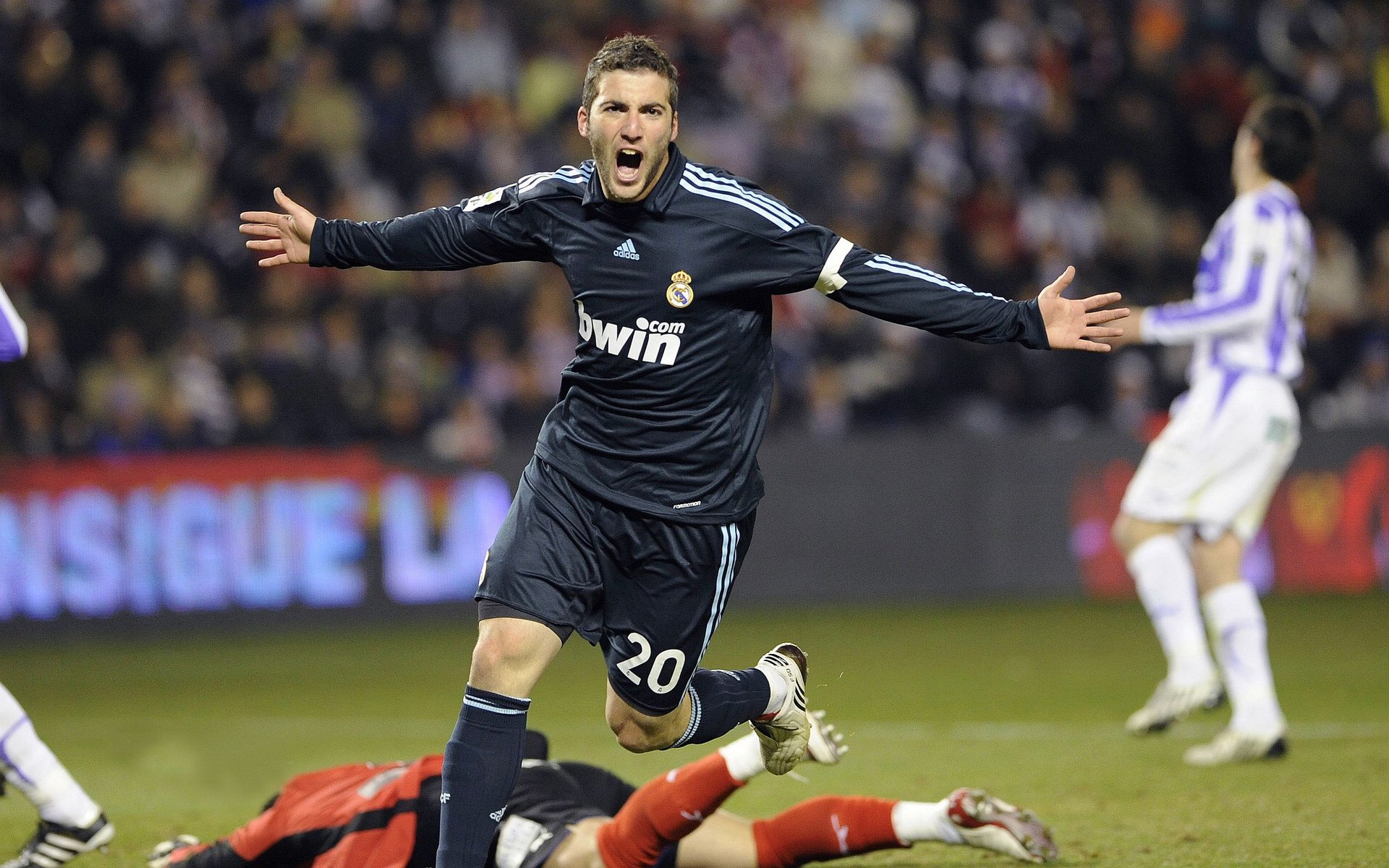 德甲“战火升级”：多特蒙德与勒沃库森争夺第4名